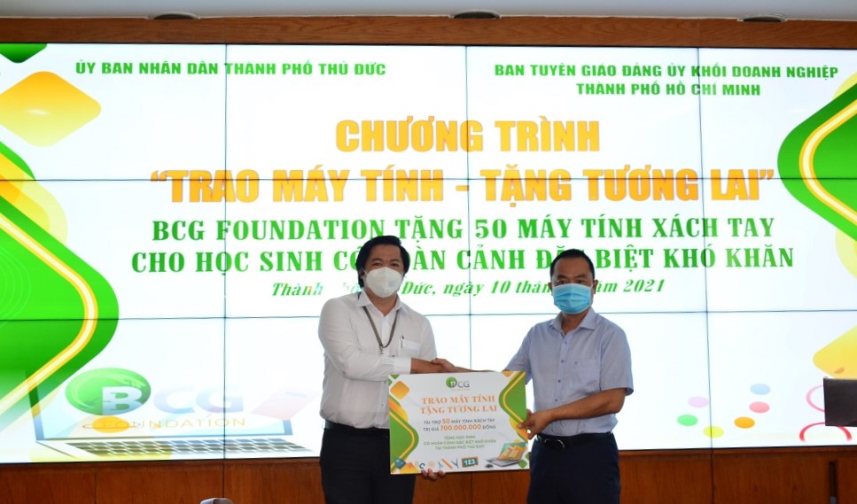 BCG Foundation tặng 50 máy tính xách tay cho học sinh khó khăn tại TP. Thủ Đức